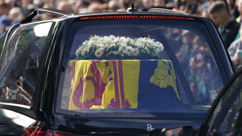 El ramo que cubre el fretro est compuesto por algunas de las flores favoritas de Isabel II: dalias, brezo blanco o limonium