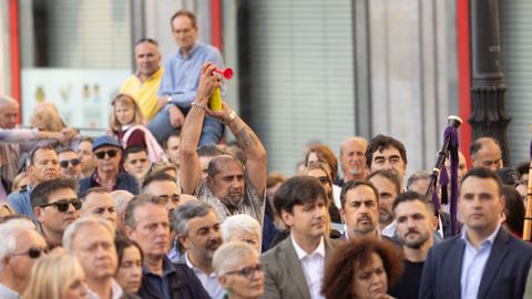 Una persona con una bocina, durante la manifestaci�n en contra del peaje del Huerna, a 17 de octubre de 2025, en Oviedo, Principado de Asturias (Espa�a)