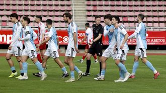 Los jugadores del Compos regresando a su campo tras el primer gol del partido