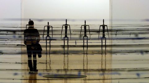Espectadores en el CGAC recorren una instalaci&oacute;n de Antony Gormley en una exposici&oacute;n del escultor londinense en enero del 2002.
