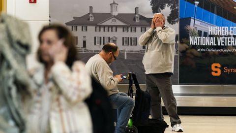 Pasajeros afectados por la suspensin de la actividad en el aeropuerto de Washington 