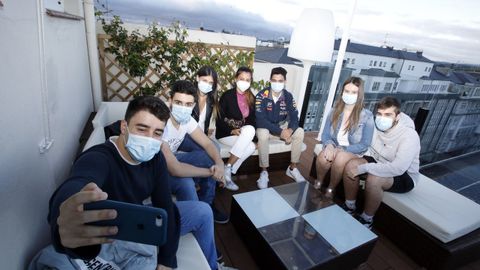 Este grupo de amigos se re�ne a diario en la terraza del hotel M�ndez N��ez