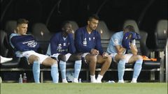 Junc tapndose la cara con la camiseta en el banquillo tras pedir el cambio por molestias.
