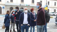 O deputado do BNG, N�stor Rego, e ed�s do Concello de Lugo ante a estaci�n de tren