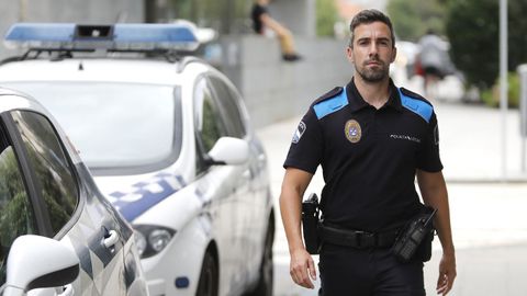 El agente Javier Pad�n en la comisar�a de Cangas