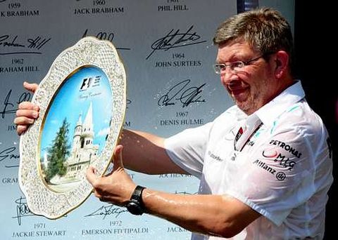 En la imagen, el jefe de Mercedes sostiene el trofeo que logr� su equipo en Hungr�a.