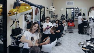 Conchi Gonz�lez, en el sill�n del medio, de la peluquer�a de Trasmiras