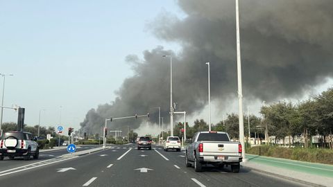 Humo cerca de un puerto en Abu Dabi, en los Emiratos �rabes Unidos 