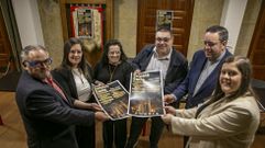 Miembros de las cofrad�as, el alcalde y el p�rroco presentaron el cartel