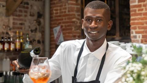 Arfang Diouf, de 26 a�os, trabaja como jefe de rango en sala en un restaurante franc�s