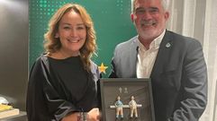El Omonia es el primer club que recibe el futbol�n regalado por el Celta de manos de Mari�n Mouri�o.