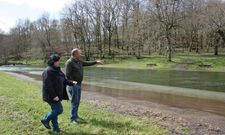 Sara Fern�ndez Arca, con el edil Antonio Rodr�guez, en una visita a obras en la playa fluvial de Vilatuxe.