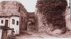 Viviendas anexas a la muralla, ya desaparecidas, en una foto antigua de la Porta Nova