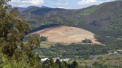 Vista de la zona pr�xima a la casa en la que se acondicion� el vi�edo, con los montes de O Courel al fondo