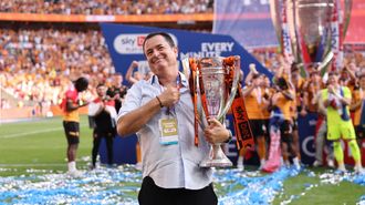 El presidente del Hull City, Acun Ilicati, con el trofeo del ascenso a la Premier League