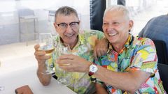 Salvador Luna (izquierda) y Antonio Hernández disfrutaron este lunes del buen tiempo en la playa de Razo, Carballo.