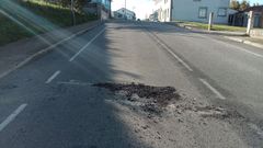 Destrozo causado por la ca�da del contenedor de un cami�n en Mugardos