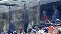 De izquierda a derecha, la primera dama de EE. UU. Melania Trump, el presidente de EE. UU., Donald Trump, el presidente de la FIFA, Gianni Infantino, el rey Felipe VI y la reina Letizia, y el presidente del Gobierno, Pedro S�nchez