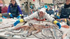 Santi, de Pescados y Mariscos Cachadas, ense�ando el pulpo de 13,5 kilos que vendi� en Pontevedra el 30 de diciembre por 216 euros
