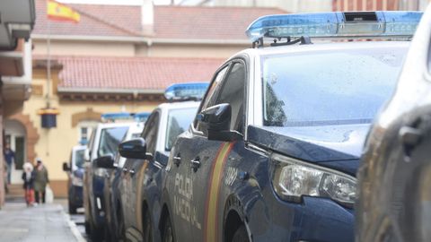 Coches de la Polic�a Nacional, ayer en Ferrol. 