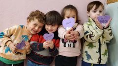 Alumnos de la escuela Xela Arias con imanes en forma de coraz�n que fabrican con papel reciclado