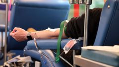 Una persona realiza una donaci&oacute;n de sangre en una unidad m&oacute;vil. Imagen de archivo. 