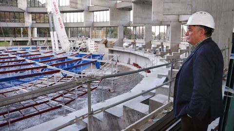 El alcalde de Oleiros supervisando los trabajos 