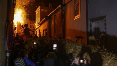 La silueta del san Sebasti�n de paja sobre el fach�n, en una de las cuestas de O Castro.