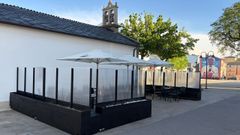 Terraza montada hace unos d�as junto a la pared de la capilla de la Virxe do Carme, en la plaza hom�nima