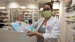 Esther, de la Farmacia Gonz�lez Castedo, cobra con el mismo precio las mascarillas individuales y en paquete