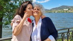 Laura y Elvira, con los corazones de su �ltima iniciativa