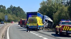 Cami�n accidentado en la v�a r�pida en Portonovo