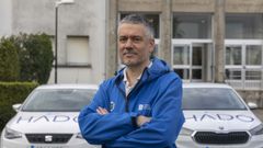 Novo, con dos coches serigrafiados con las siglas del servicio de HADO