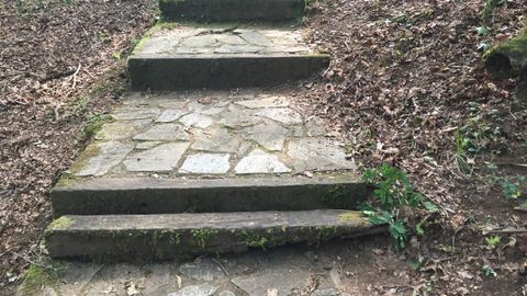 Desperfectos en una las traviesas de los peldaños de la escalera de acceso a la zona de Chaián, Santiago