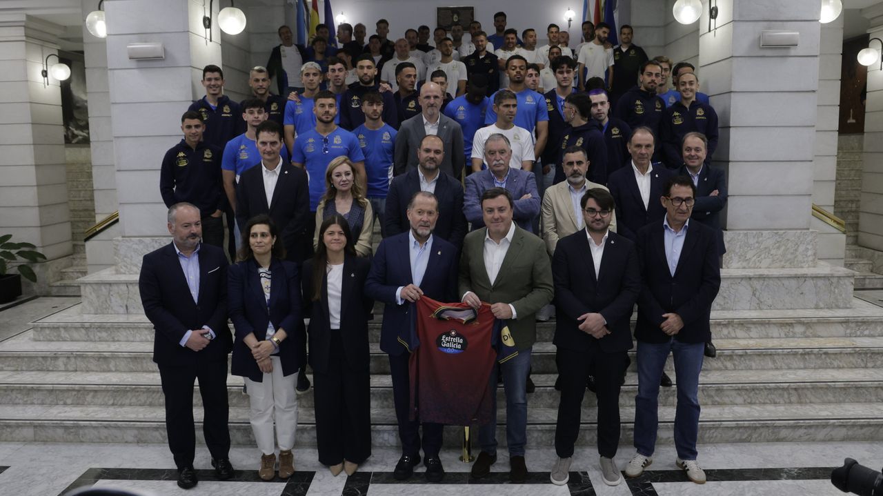 El Dépor visita la Deputación da Coruña tras su ascenso a Primera