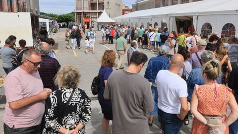 El entorno del centro c�vico de Xove se llen� de vecinos y visitantes desde primera hora con motivo de la Festa do Percebe