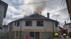 El fuego arras la casa, situada en Mourus.