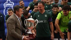 Valentn Gonzlez Formoso entregou a Copa Deputacin de Ftbol ao San Tirso na edicin do 2024.