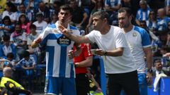 Antonio Hidalgo da indicaciones a Diego Villares durante el partido