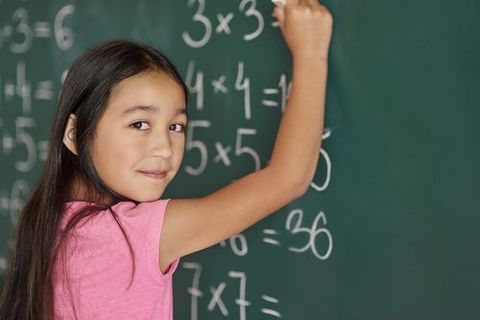 Una niña, en una clase de matemáticas