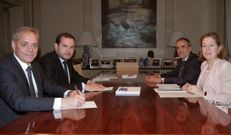 Los alcaldes de Cerdedo y Cotobade, con la ministra de Fomento ayer.