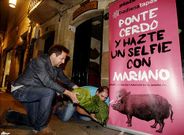 Ibaibarriaga y Liste, ayer, delante del cartel que pretend�a servir de �photocall� para el concurso. 