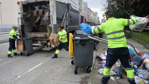 Operarios llegados desde Madrid trabajan en la recogida de basura en la ronda de Outeiro