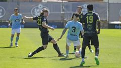 Schuster disputa el bal�n con un futbolista del Gran Pe�a Celta B