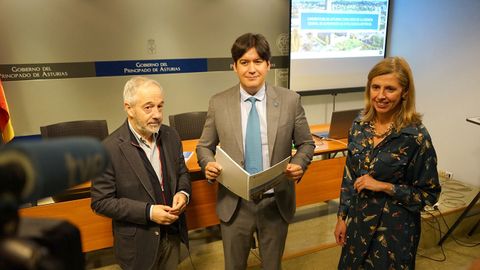 De izquierda a derecha, Antonio Bahamonde, director del Centro de Inteligencia Artificial de la Universidad de Oviedo; Borja Snchez, consejero de Ciencia, Innovacin y Universidad; y Eva Pando, directora del Idepa.