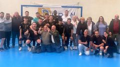 La plantilla del Xove FS celebra la permanencia con un grupo de aficionados verdes que se desplazaron hasta Alba de Tormes, en la provincia de Salamanca