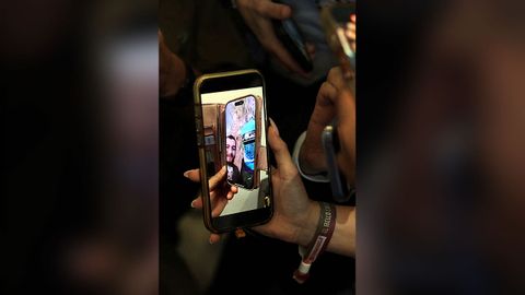 Familiares de un rehén israelí, en una videollamada con un miembro de Hamás, antes de su liberación