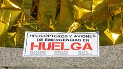 Tripulantes de aeronaves de emergencias desplegaron ante el Congreso este 12 de noviembre mantas trmicas, trajes y pancartas con sus reivindicaciones a las empresas Avincis y Pegasus