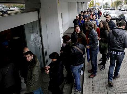 En la foto, las colas que se formaron el jueves en Riazor para adquirir las localidades. 