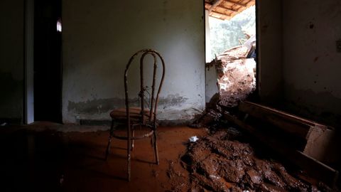 Una silla dentro de una casa destruida despu�s de que se rompiera la presa de la empresa Vale